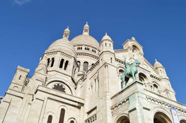 Мужчины сдержали свое слово, и по сей день над Парижем царит белоснежная базилика, высотой 83 метра
